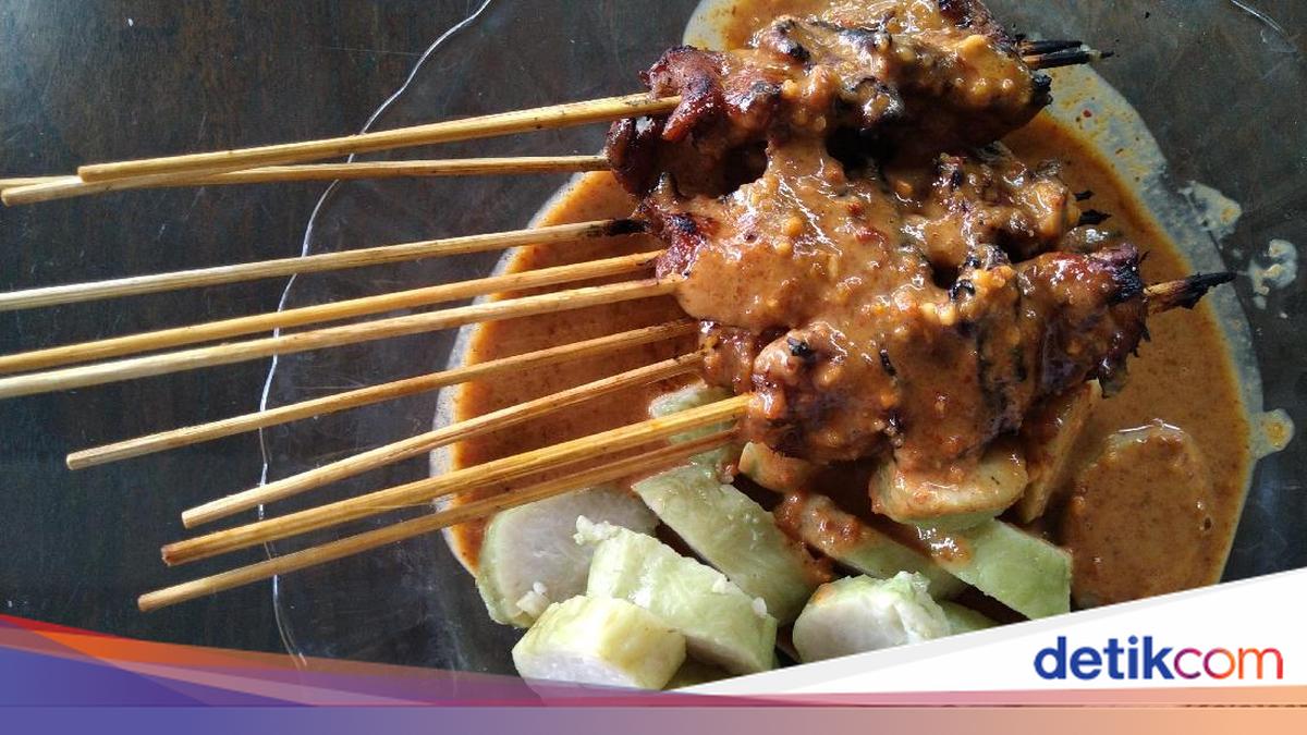 Legendary Chicken Satay on Cilacap's Main Road